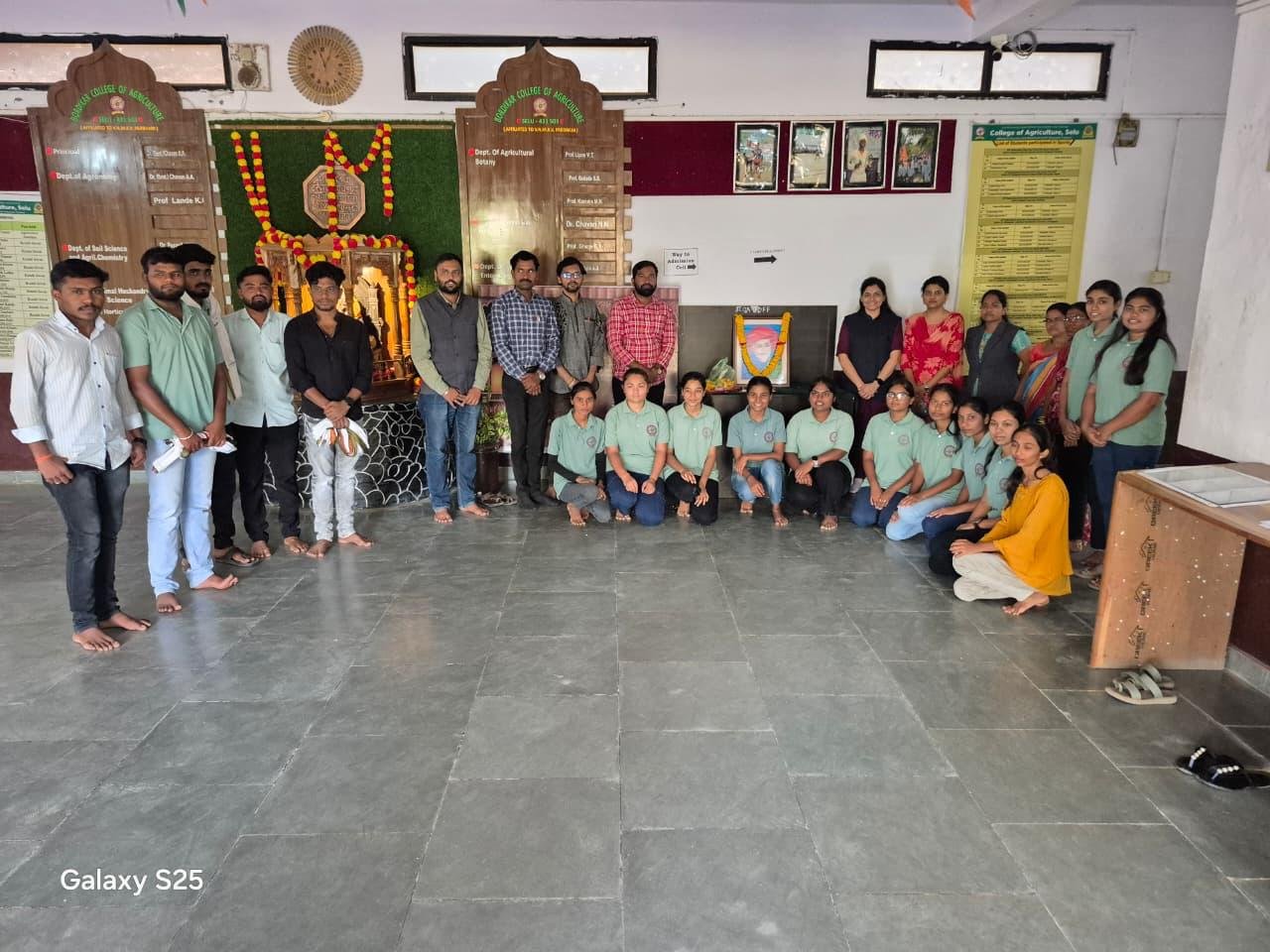 स्त्री शिक्षणाचे जनक, महान सत्यशोधक, बळीराजाच्या न्यायासाठी सत्तेवर आसूड चालवणारे क्रांतिसूर्य महात्मा ज्योतिबा फुले यांच्या जयंतीनिमित्त कृषी महाविद्यालय सेलू येथे त्यांच्या प्रतिमेस पुष्पहार अर्पण करून वंदन करण्यात आली.